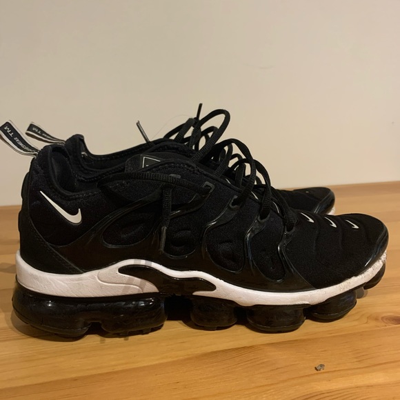 Vapormax black and white Size 10 - Picture 4 of 7